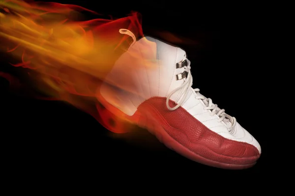 Basketbalové boty v plamenech. — Stock fotografie