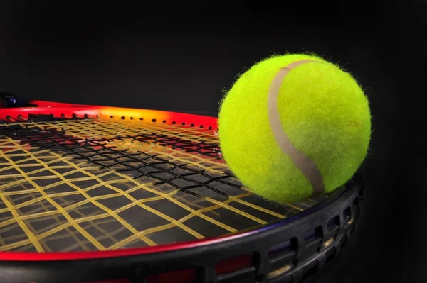 Теннисный мяч и ракетка. — стоковое фото