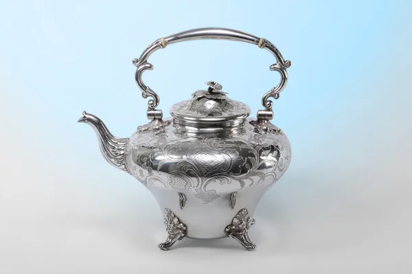 Античный серебряный чайник . — стоковое фото