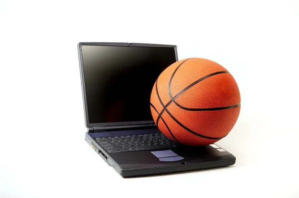 Computer und Basketball — Stockfoto