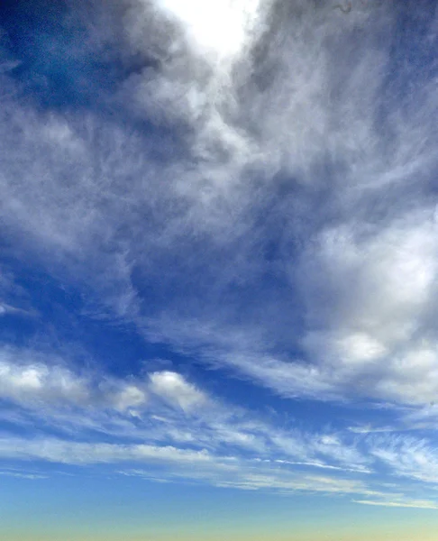 Dramatyczne niebo patrząc — Zdjęcie stockowe