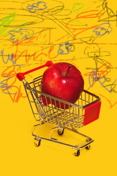 Apple em um carrinho de compras . — Fotografia de Stock