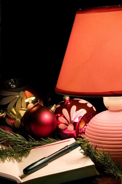 机のランプとクリスマス ツリーの装飾 — ストック写真