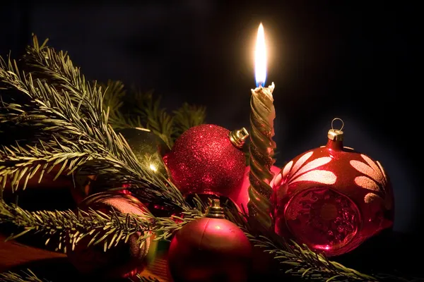 Decorações de velas e árvores de Natal — Fotografia de Stock