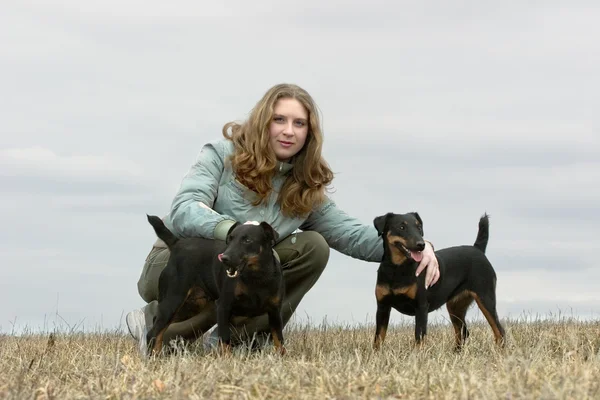 Flickan med två hundar — Stockfoto