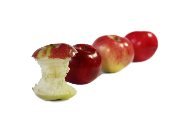 Gebissene Äpfel und andere Äpfel dahinter — Stockfoto