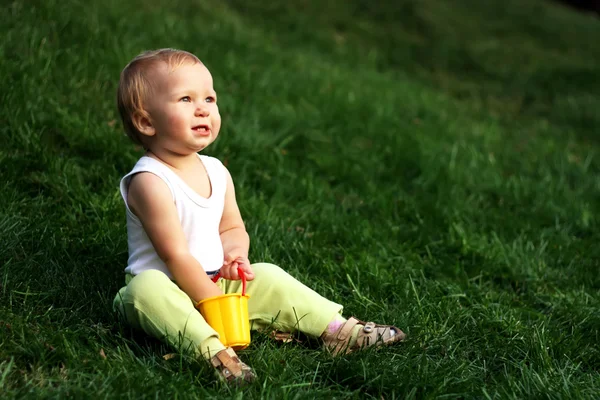 Chłopczyk na trawie — Zdjęcie stockowe