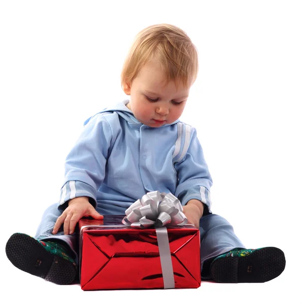 Маленький мальчик с подарком — стоковое фото