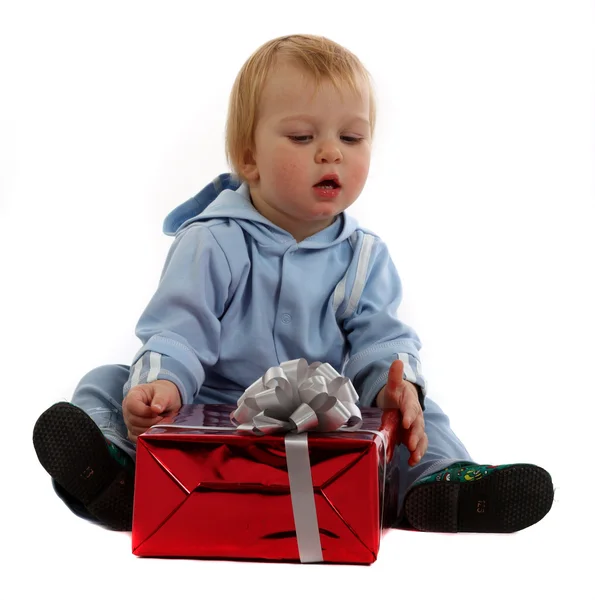 Маленький мальчик с подарком — стоковое фото
