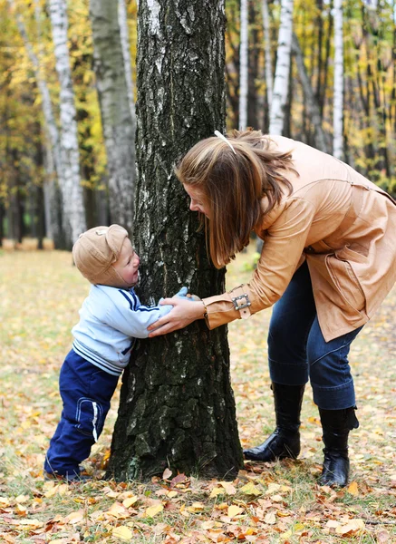 Mother with son play seek and hide — Stock Photo, Image
