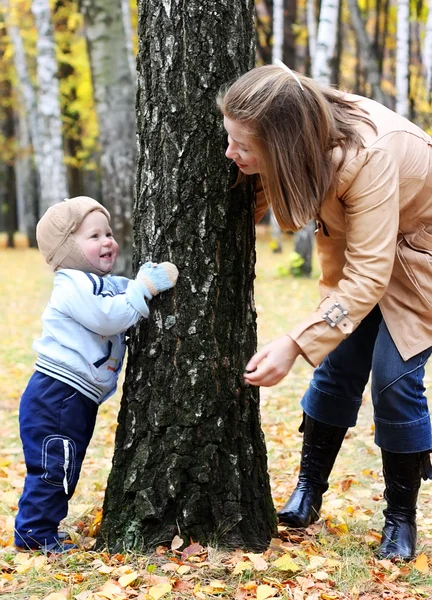 Mother and son play hide-and-seek — Stock Photo, Image