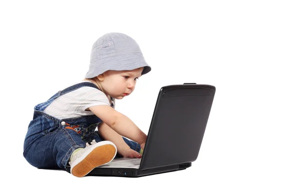Niño pequeño con un portátil —  Fotos de Stock