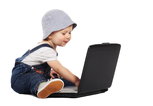 Mały chłopiec z laptopa — Zdjęcie stockowe