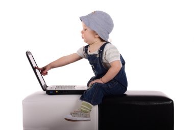 bir dizüstü bilgisayar ile küçük çocuk