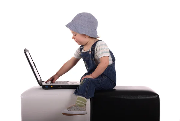 Bir dizüstü bilgisayar ile küçük çocuk — Stok fotoğraf