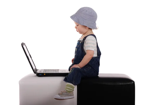 Bir dizüstü bilgisayar ile küçük çocuk — Stok fotoğraf