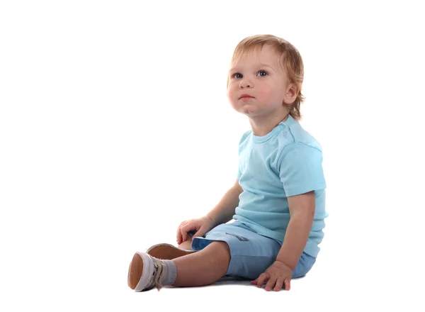 Маленький мальчик сидит — стоковое фото