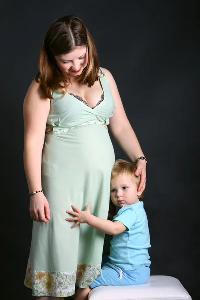 Беременные женщины с сыном — стоковое фото
