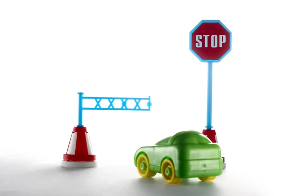 Samochód za barierę znak stop — Zdjęcie stockowe