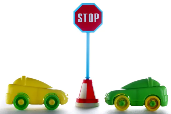 A couple cars behind stop road sign — Stock Photo, Image