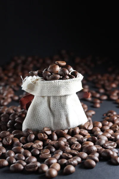 Granos de café en un saco —  Fotos de Stock