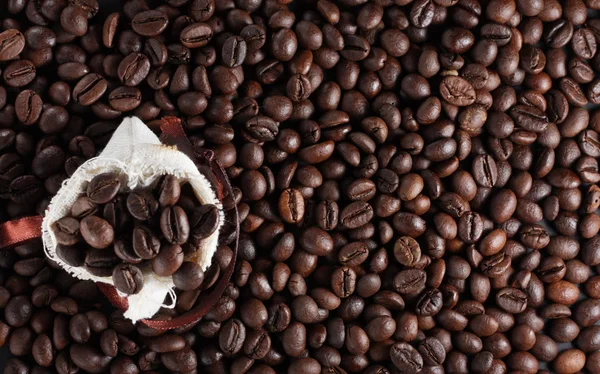 袋の中のコーヒー豆は — ストック写真