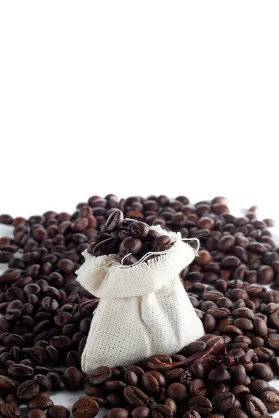 Chicchi di caffè in un sacco — Foto Stock
