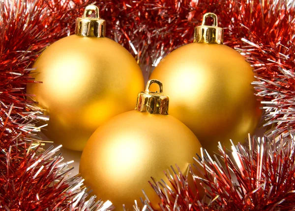 Bolas amarillas de Navidad y latas de árbol de piel — Foto de Stock