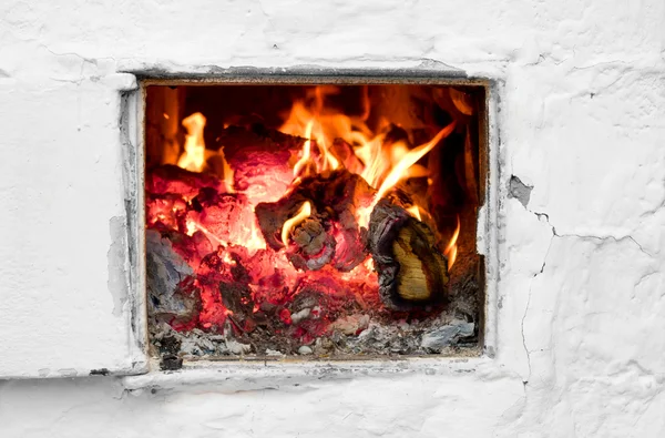 Ogień w stary piec — Zdjęcie stockowe