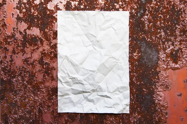 Papier blad op roestig ijzer — Stockfoto