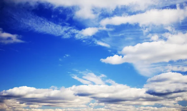 Bewolkt middag blauwe hemel — Stockfoto