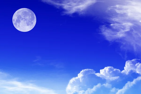 Céu com nuvens e lua — Fotografia de Stock