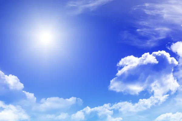 Небо с облаками и солнцем — стоковое фото