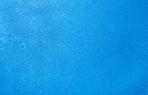 Vidrio húmedo con gotas de agua en tono azul — Foto de Stock