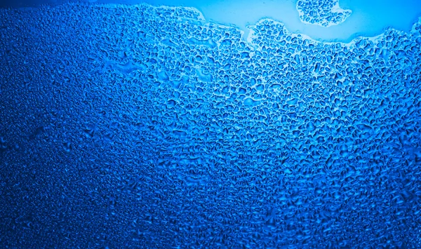 Мокрое стекло с каплями воды — стоковое фото