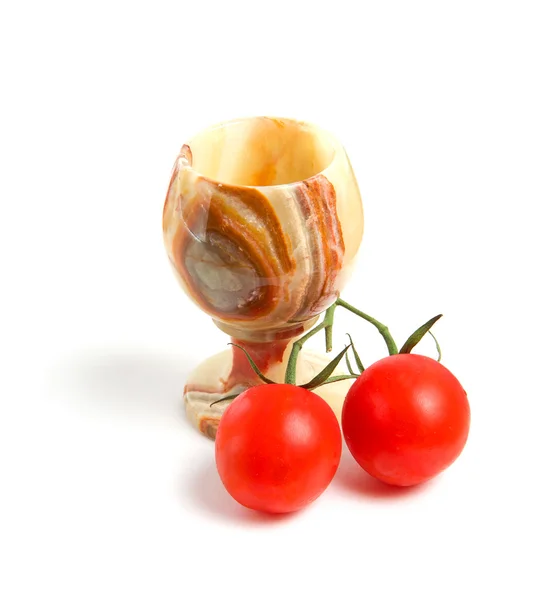 빨간 토마토와 고립 된 돌 그릇 — 스톡 사진
