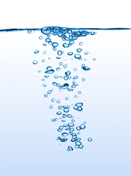 Czyste, błękitne wody pęcherzyki na białym tle — Zdjęcie stockowe