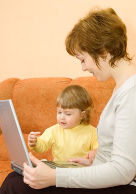 küçük kız ve annesi ile laptop, hom