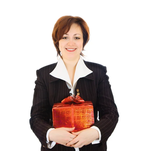 Молодая улыбающаяся женщина с подарком — стоковое фото