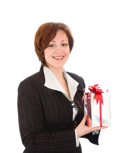 Giovane donna sorridente con regalo — Foto Stock