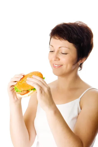 Uśmiechnięta młoda kobieta z hamburgera — Zdjęcie stockowe