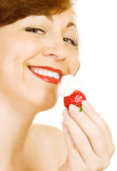 Junge lächelnde Frau isst Erdbeere — Stockfoto