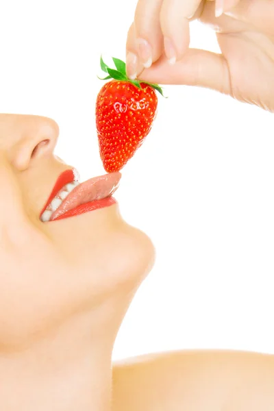 Junges Mädchen isst Erdbeere isoliert — Stockfoto