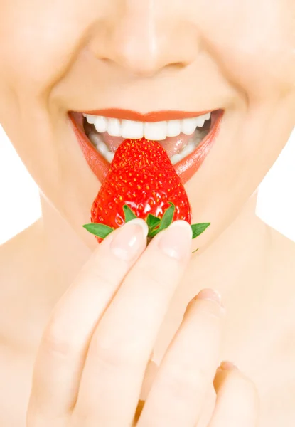 Νεαρό κορίτσι τρώνε φράουλα — Φωτογραφία Αρχείου