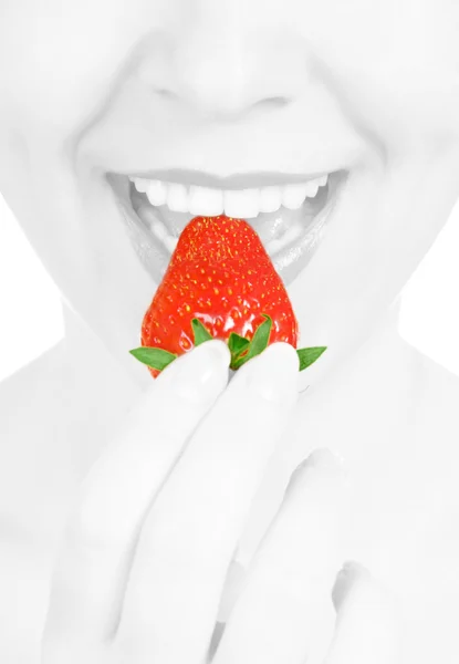 年轻的女孩吃草莓隔离 — 图库照片