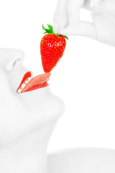 年轻的女孩吃草莓隔离 — 图库照片