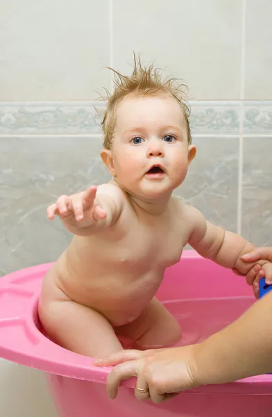 Piccolo bambino felice da bagno — Foto Stock