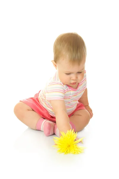 Sentado bebê pequeno com flor amarela — Fotografia de Stock