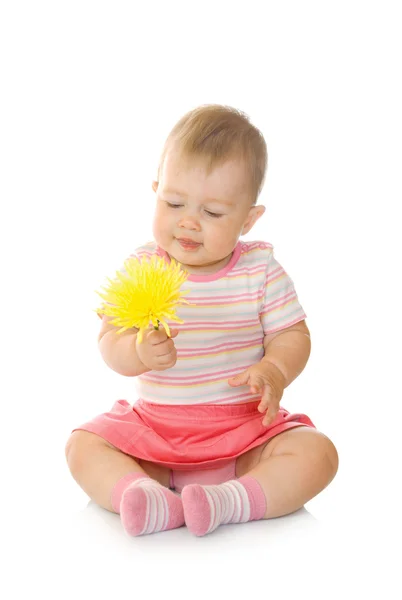 黄色の花と小さな赤ちゃんを座っています。 — ストック写真