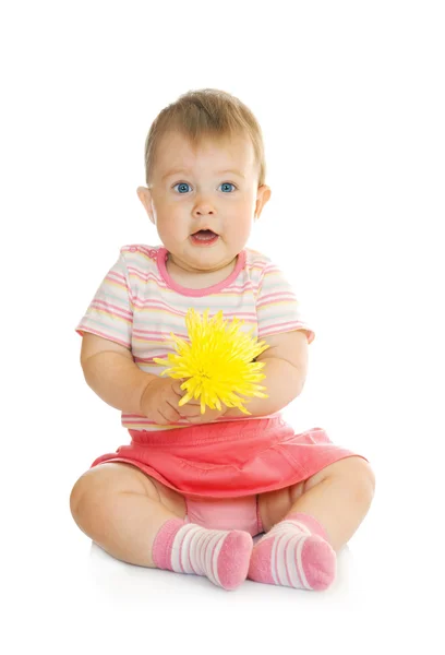 Sitzendes kleines Baby mit gelber Blume — Stockfoto